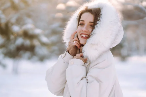 Mulher Bonita Jovem Posando Parque Nevado Tempo Frio Moda Inverno — Fotografia de Stock