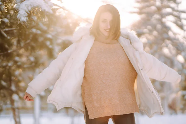 Молодая Красивая Женщина Позирует Снежном Парке Холодная Погода Зимняя Мода — стоковое фото