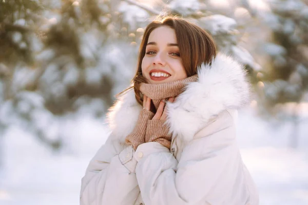 Young Beautiful Woman Posing Snowy Park Cold Weather Winter Fashion — Stock Photo, Image