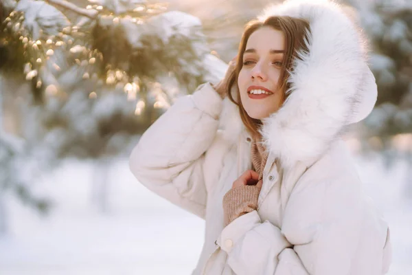 Young Beautiful Woman Posing Snowy Park Cold Weather Winter Fashion — Stock Photo, Image