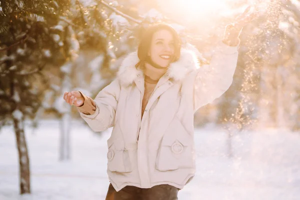 Μια Νεαρή Όμορφη Γυναίκα Ποζάρει Ένα Χιονισμένο Πάρκο Κρύο Καιρό — Φωτογραφία Αρχείου