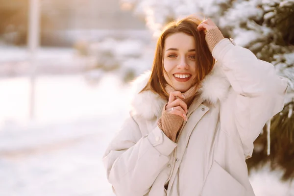 Młoda Piękna Kobieta Pozująca Zaśnieżonym Parku Zimna Pogoda Moda Zimowa — Zdjęcie stockowe