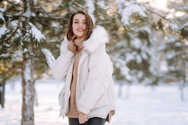 Giovane Bella Donna Posa Parco Innevato Tempo Freddo Moda Invernale — Foto Stock