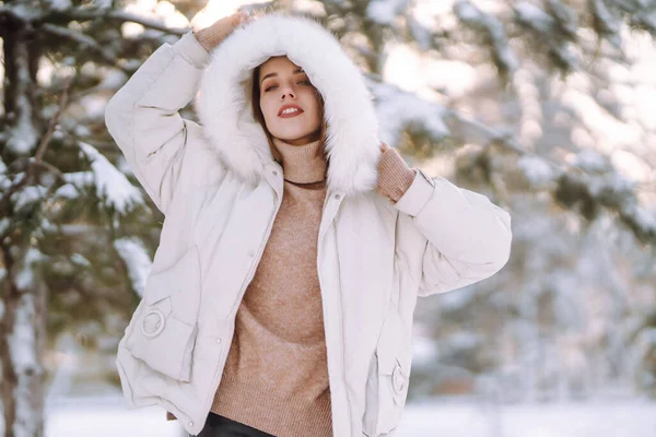 Mulher Bonita Jovem Posando Parque Nevado Tempo Frio Moda Inverno — Fotografia de Stock