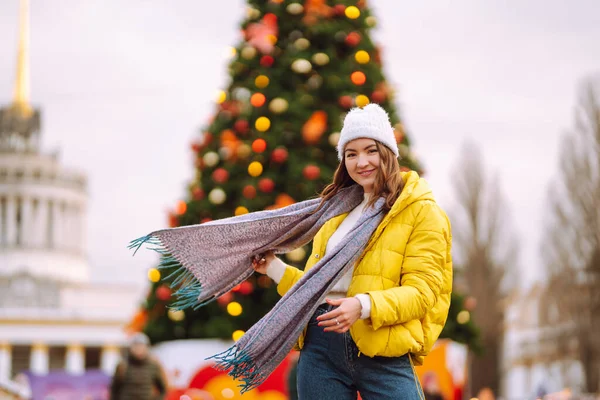 Mujer Joven Ropa Invierno Posando Cerca Del Árbol Navidad Feria —  Fotos de Stock