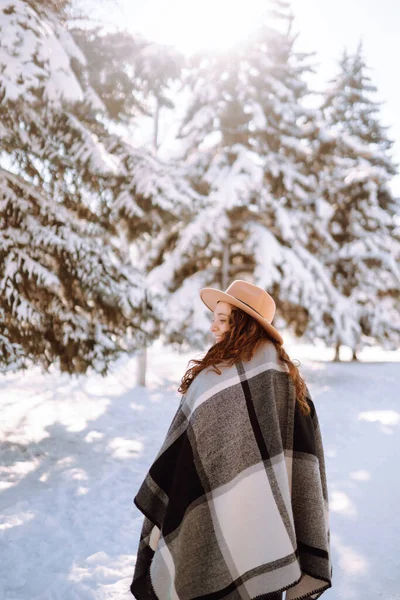 Giovane Donna Godendo Tempo Invernale Nella Foresta Neve Tempo Freddo — Foto Stock