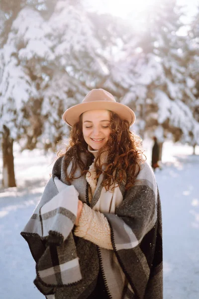 Jovem Mulher Desfrutando Clima Inverno Floresta Neve Tempo Frio Moda — Fotografia de Stock