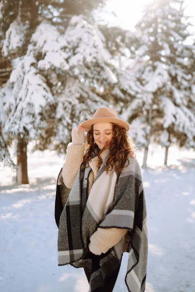 Νεαρή Γυναίκα Απολαμβάνει Τον Χειμερινό Καιρό Στο Χιονισμένο Δάσος Κρύο — Φωτογραφία Αρχείου