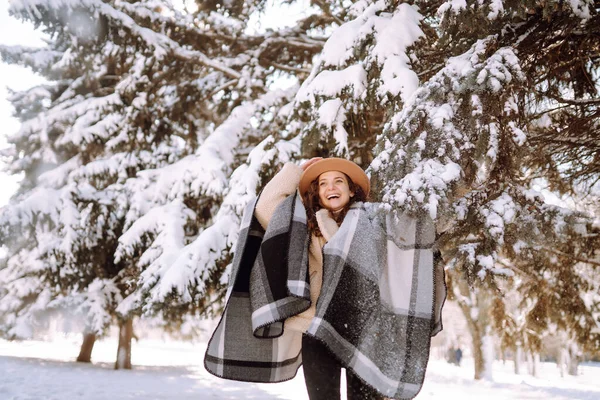 Jeune Femme Profitant Temps Hiver Dans Forêt Neige Froid Mode — Photo