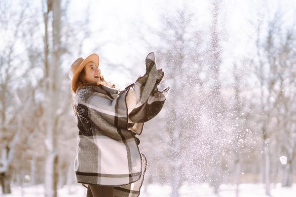 Mujer Joven Disfrutando Del Clima Invernal Bosque Nieve Clima Frío — Foto de Stock