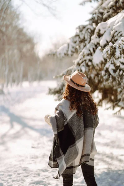 Jovem Mulher Desfrutando Clima Inverno Floresta Neve Tempo Frio Moda — Fotografia de Stock