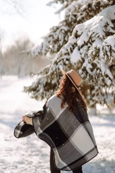 Młoda Kobieta Ciesząca Się Zimą Lesie Śnieżnym Zimna Pogoda Moda — Zdjęcie stockowe