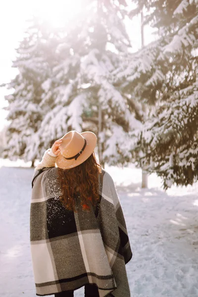 Giovane Donna Godendo Tempo Invernale Nella Foresta Neve Tempo Freddo — Foto Stock