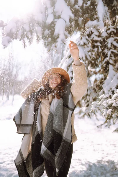 Młoda Kobieta Ciesząca Się Zimą Lesie Śnieżnym Zimna Pogoda Moda — Zdjęcie stockowe