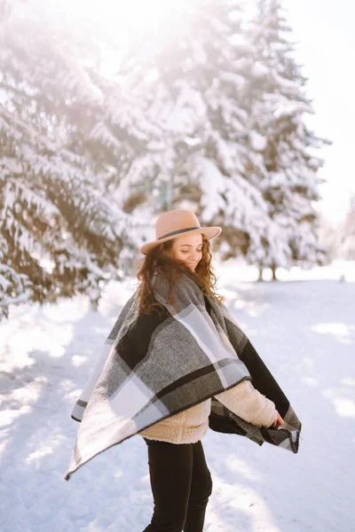 Mujer Joven Disfrutando Del Clima Invernal Bosque Nieve Clima Frío — Foto de Stock