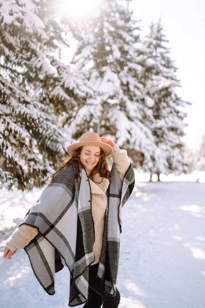 Молодая Женщина Наслаждается Зимней Погодой Снежном Лесу Холодная Погода Зимняя — стоковое фото
