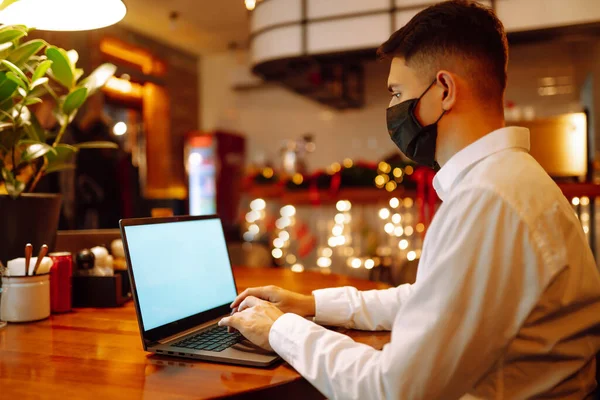 若いビジネスマンはノートパソコンで家から働いていて 保護マスクをしている 自己分離とコロナウイルスの予防 リモートワーク Covy 2019 テクノロジー ビジネス フリーランスのコンセプト — ストック写真