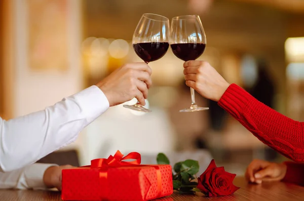 Ποτήρια Κόκκινο Κρασί Ρομαντικό Δείπνο Ημέρα Του Αγίου Βαλεντίνου Ρομαντική — Φωτογραφία Αρχείου