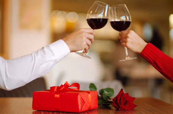 Een Glas Met Rode Wijn Romantisch Diner Valentijnsdag Romantische Datum — Stockfoto