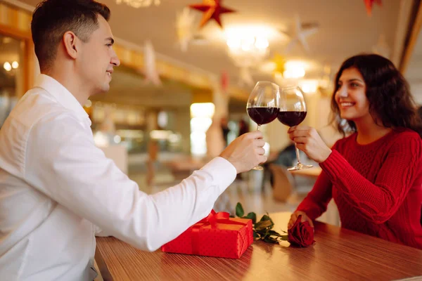 Copos Com Vinho Tinto Jantar Romântico Dia Dos Namorados Data — Fotografia de Stock