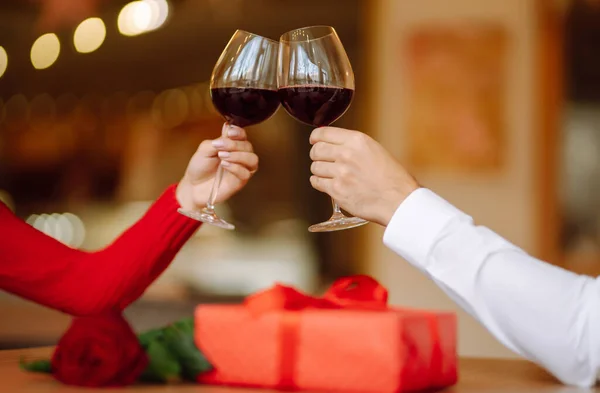 Copos Com Vinho Tinto Jantar Romântico Dia Dos Namorados Data — Fotografia de Stock