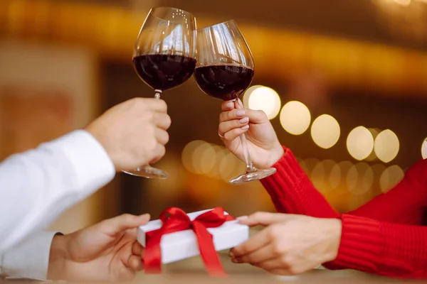 와인에 반짝이는 로맨틱 저녁이야 발렌틴 낭만적 데이트와 — 스톡 사진