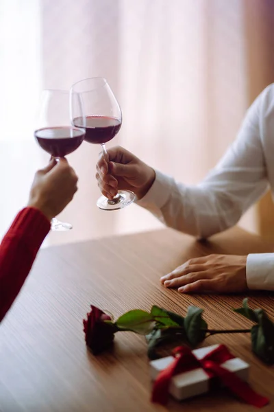Copos Com Vinho Tinto Jantar Romântico Dia Dos Namorados Data — Fotografia de Stock