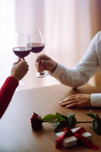 Copas Vino Tinto Cena Romántica Día San Valentín Fecha Romántica — Foto de Stock