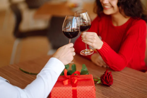 Een Glas Met Rode Wijn Romantisch Diner Valentijnsdag Romantische Datum — Stockfoto
