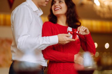 Hediye değişimi. Sevgililer gününde ya da doğum gününde birbirlerine hediye sunan genç bir çift. Romantik bir gün. Kış tatili.