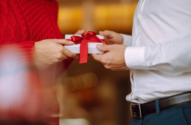 Hediye değişimi. Sevgililer gününde ya da doğum gününde birbirlerine hediye sunan genç bir çift. Romantik bir gün. Kış tatili.