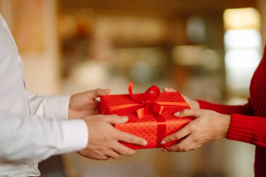 Hediye değişimi. Sevgililer gününde ya da doğum gününde birbirlerine hediye sunan genç bir çift. Romantik bir gün. Kış tatili.