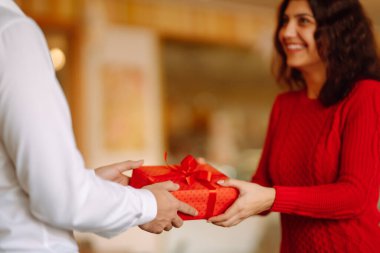 Hediye değişimi. Sevgililer gününde ya da doğum gününde birbirlerine hediye sunan genç bir çift. Romantik bir gün. Kış tatili.