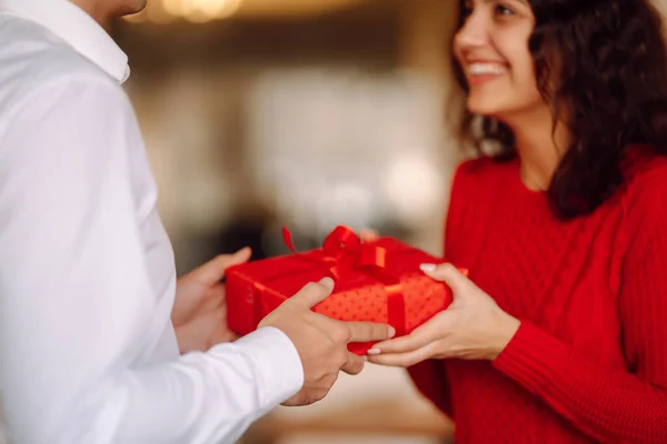 Intercambio Regalos Pareja Joven Enamorada Ofreciendo Regalos Uno Otro Para — Foto de Stock