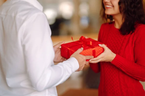 Intercambio Regalos Pareja Joven Enamorada Ofreciendo Regalos Uno Otro Para — Foto de Stock