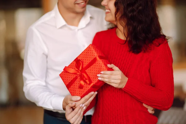 Intercambio Regalos Pareja Joven Enamorada Ofreciendo Regalos Uno Otro Para — Foto de Stock