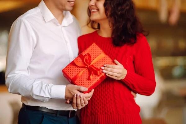 Échange Cadeaux Jeune Couple Amoureux Offrant Cadeau Autre Pour Saint — Photo