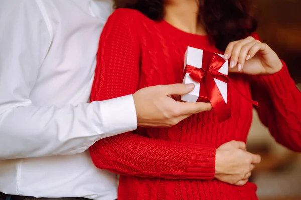 Cadeauwisseling Jong Verliefd Stel Dat Elkaar Een Cadeau Aanbiedt Voor — Stockfoto