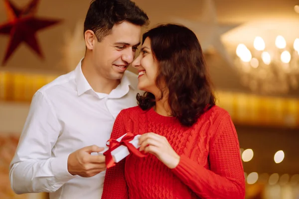 Cadeauwisseling Jong Verliefd Stel Dat Elkaar Een Cadeau Aanbiedt Voor — Stockfoto