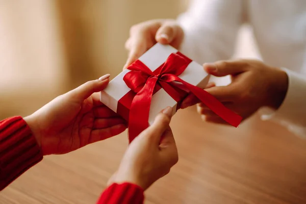 Intercambio Regalos Pareja Joven Enamorada Ofreciendo Regalos Uno Otro Para —  Fotos de Stock