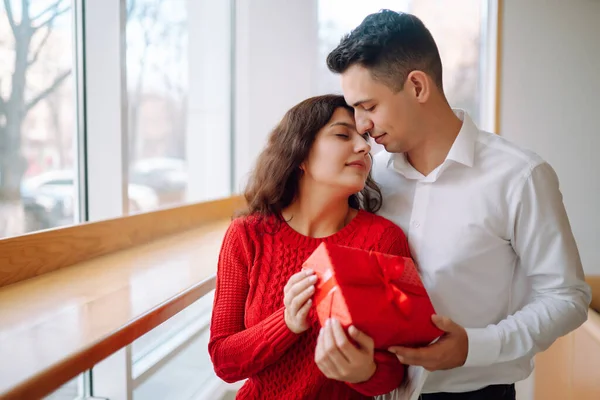 Young Couple Gift Box Hugging Celebrating Valentine Day Relationship Holiday — Stock Photo, Image