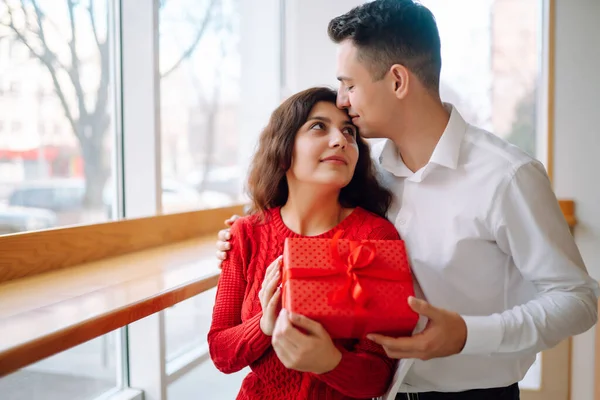 Jeune Couple Avec Boîte Cadeau Embrassant Célébrant Saint Valentin Relation — Photo