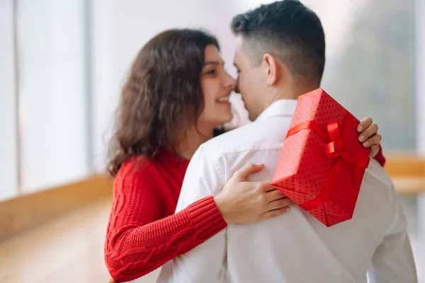 Jeune Couple Avec Boîte Cadeau Embrassant Célébrant Saint Valentin Relation — Photo