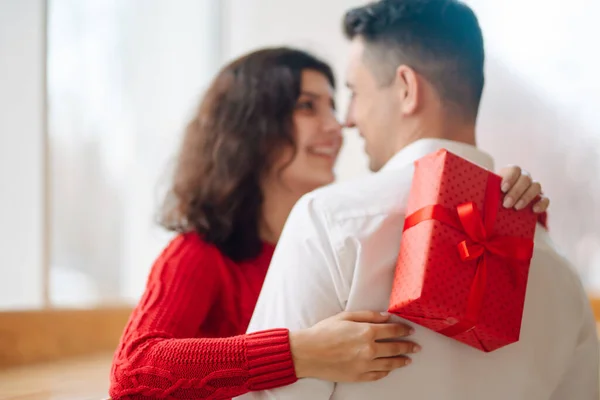 年轻夫妇抱着礼品盒庆祝情人节 惊喜和爱情概念 — 图库照片
