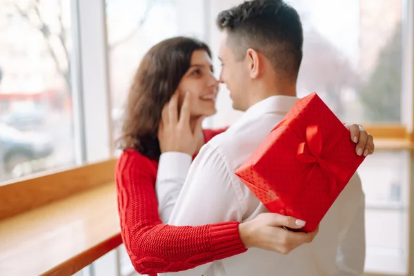 Young Couple Gift Box Hugging Celebrating Valentine Day Relationship Holiday — Stock Photo, Image