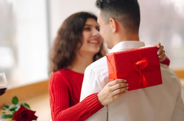 Jeune Couple Avec Boîte Cadeau Embrassant Célébrant Saint Valentin Relation — Photo