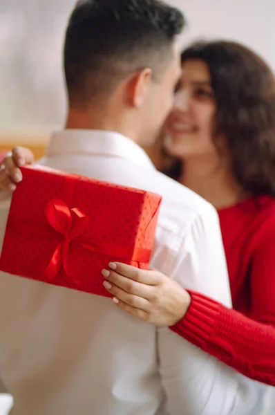 Jeune Couple Avec Boîte Cadeau Embrassant Célébrant Saint Valentin Relation — Photo