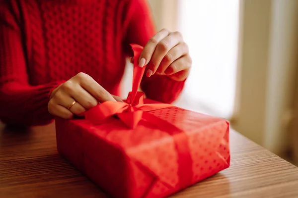 Frauenhände Öffnen Geschenkbox Valentinstag Feier Liebe Und Romantik Winterurlaub — Stockfoto