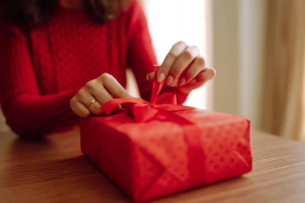 Frauenhände Öffnen Geschenkbox Valentinstag Feier Liebe Und Romantik Winterurlaub — Stockfoto