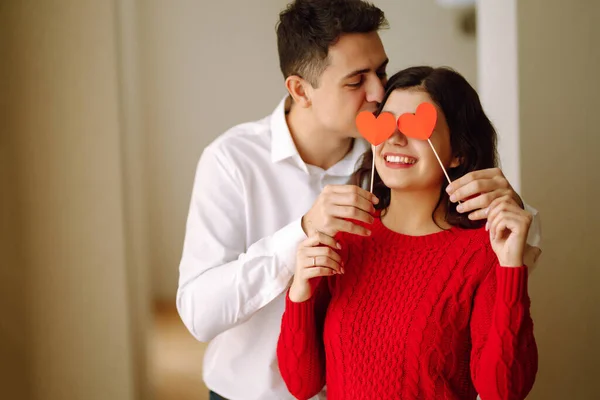 Glückliches Paar Das Sich Umarmt Und Rote Herzen Über Die — Stockfoto